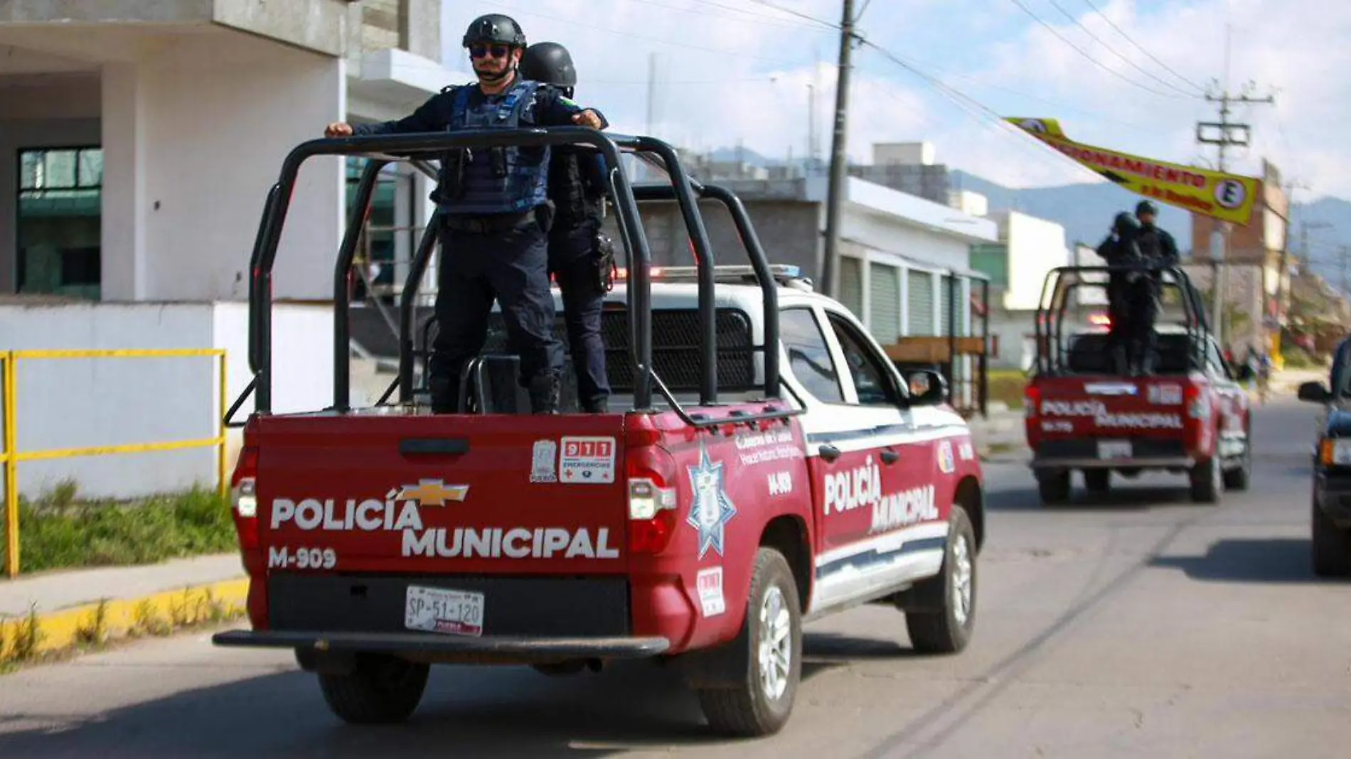 En algún momento, se registró un altercado entre los manifestantes y un reportero regional